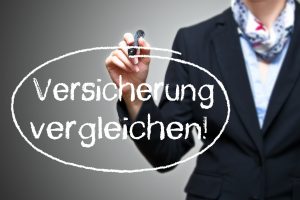 Frau malt mit einem Stift "Versicherung vergleichen" auf das Whiteboard