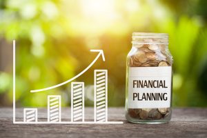 Diagramm mit steigenden Umsätzen, daneben eine gefüllte Spardose mit der Banderole "Financial Planning"